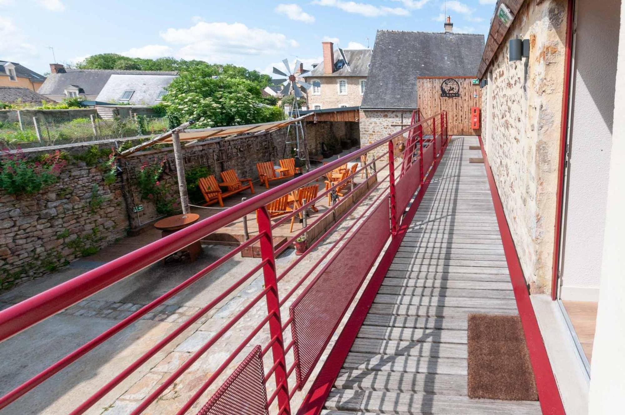 Hotel Le Ranch Brûlon Eksteriør bilde