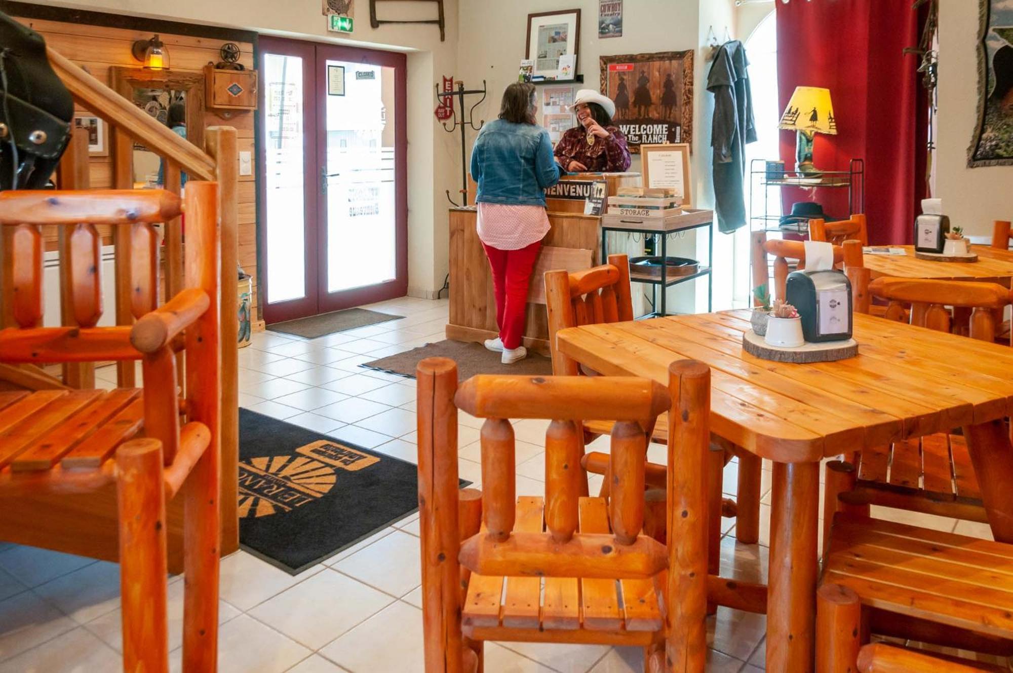 Hotel Le Ranch Brûlon Eksteriør bilde