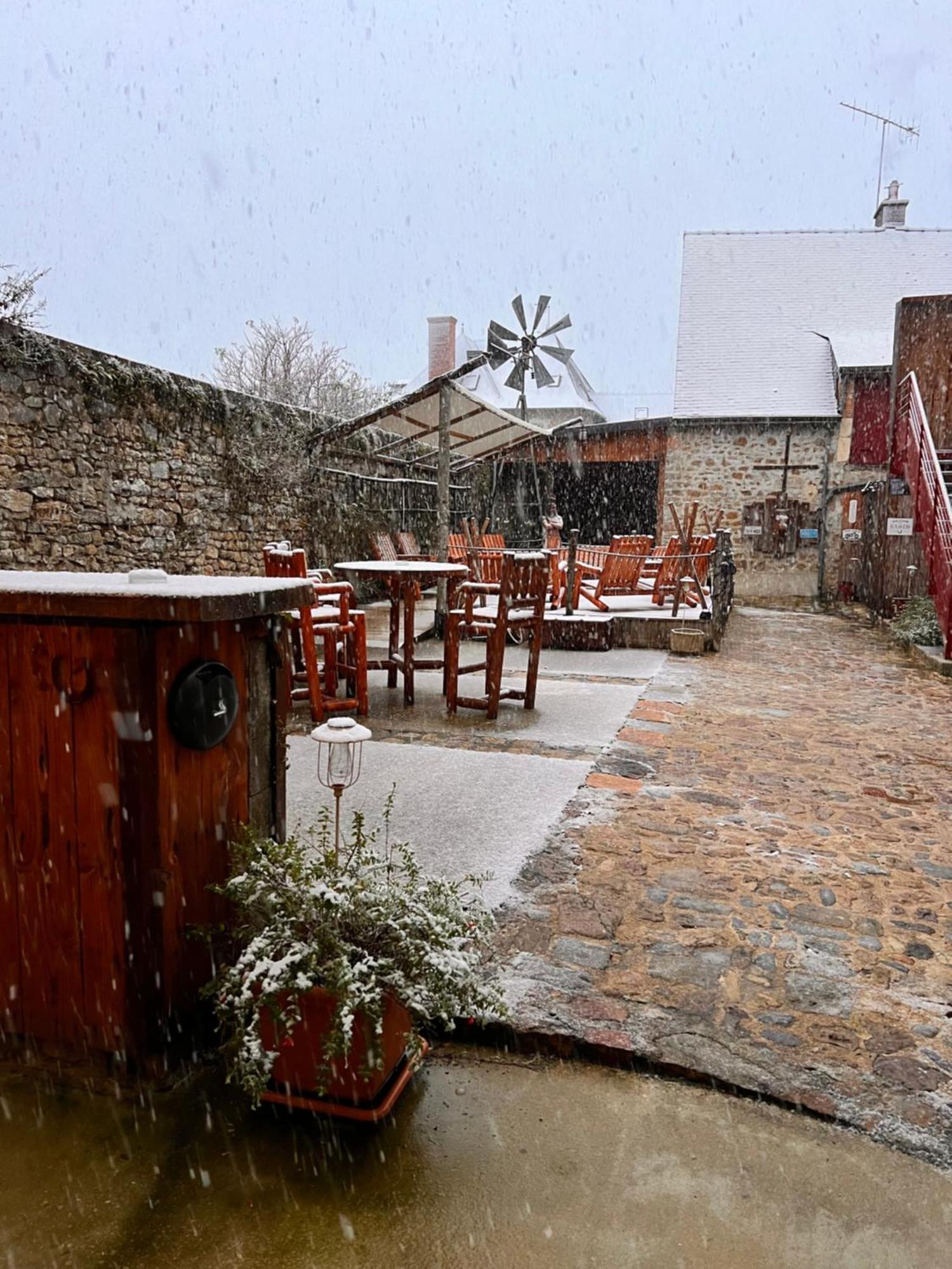 Hotel Le Ranch Brûlon Eksteriør bilde